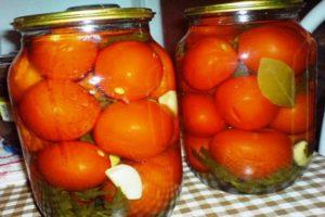 8 populiariausių pomidorų su krienais ir česnakais virimo žiemai receptai