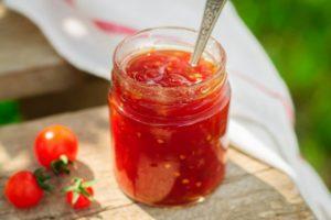 Kış için domates baharatları pişirmek için en iyi 13 tarif