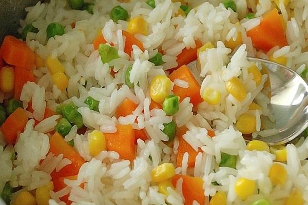 sadonkorjuu riisiä