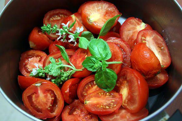 tomaatit ja basilika