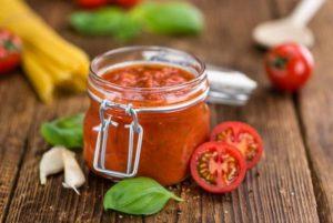 Una receta paso a paso para hacer salsa de tomate con albahaca para el invierno.