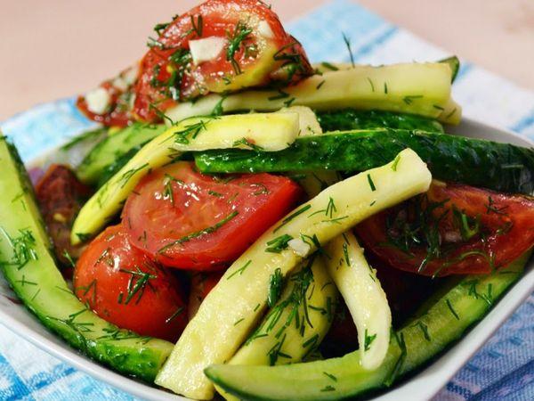 Friske grøntsager med salt