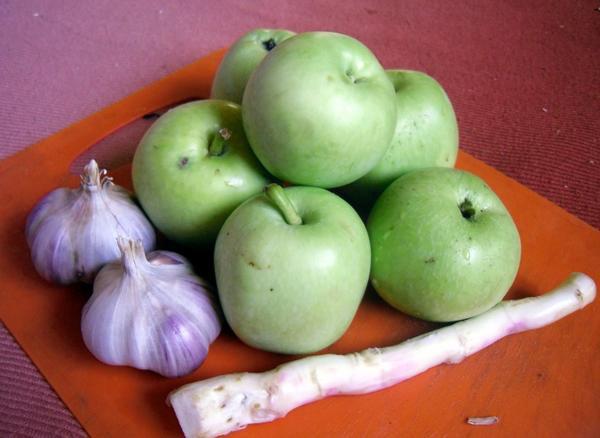 praveći užinu od hrena i jabuka