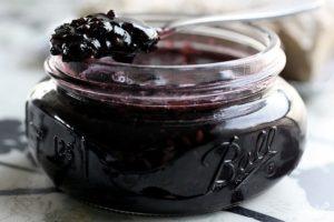 Ett enkelt recept för att förbereda svarta vinbär för vintern utan socker i sin egen juice