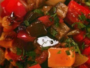 TOP 3 recepten voor het koken van aubergine met paprika en tomaten voor de winter