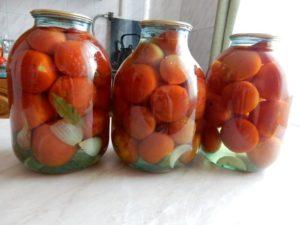 Redenen waarom augurk in tomatenpotten troebel wordt en wat te doen