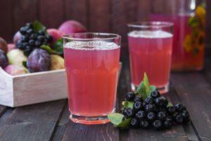 Topp 10 recept för vinterkompott från äpplen och chokeberry