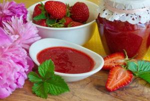 12 recept för att tillverka jordgubbar mosade med socker för vintern