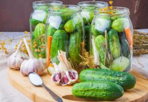 Beschrijving van de beste stapsgewijze recepten voor pittige en ingelegde komkommers voor de winter