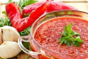 12 nejlepších receptů na výrobu sladké adjiky na zimu z paprik a rajčat