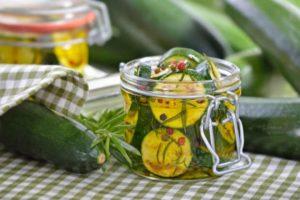 8 besten Rezepte zum Marinieren von Zucchini mit Knoblauch für den Winter