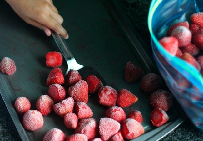 παγώνοντας φράουλες