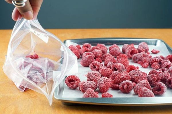 freezing raspberries