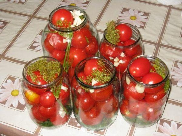 paradajky s cesnakom