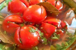 8 وصفات لذيذة لتخليل الطماطم الحلوة والحامضة لفصل الشتاء