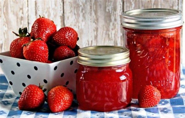 mga strawberry sa syrup