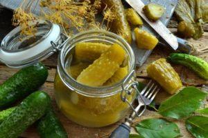 6 deliziose ricette per cetrioli sottaceto croccanti in barattoli per l'inverno