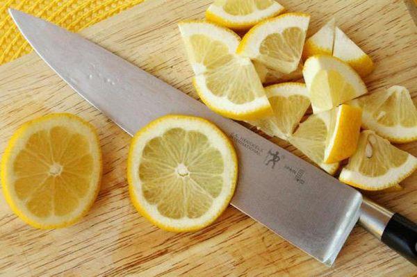 sliced ​​lemons