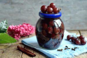 TOP 13 einfache Rezepte für die Herstellung von eingelegten Trauben für den Winter