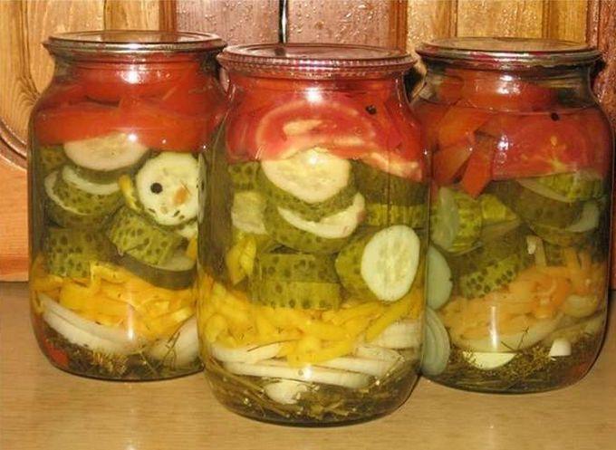 geassorteerde tomaten en komkommers