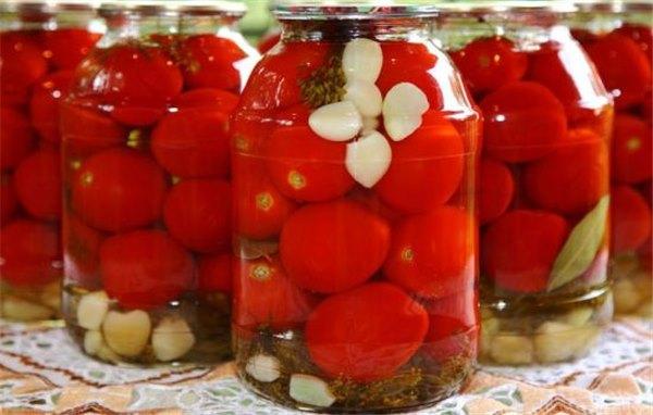 tomatoes with garlic