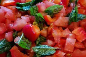 Trin-for-trin opskrifter på pickling tomater med mynte til vinteren