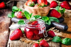 7 mga recipe para sa makapal na limang minuto na strawberry jam para sa taglamig na may buong berry