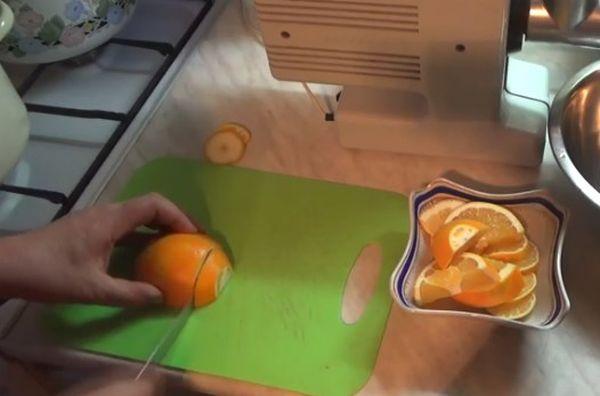 slicing oranges