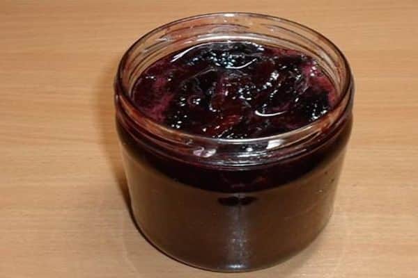 jam with plums and vanilla