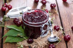 8 populiariausių vyšnių uogienės su sėklomis žiemai receptų