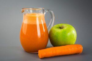Ricetta per succo di mela e carota per l'inverno a casa attraverso uno spremiagrumi