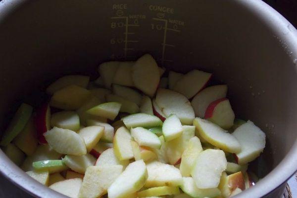 manzanas en una olla de cocción lenta