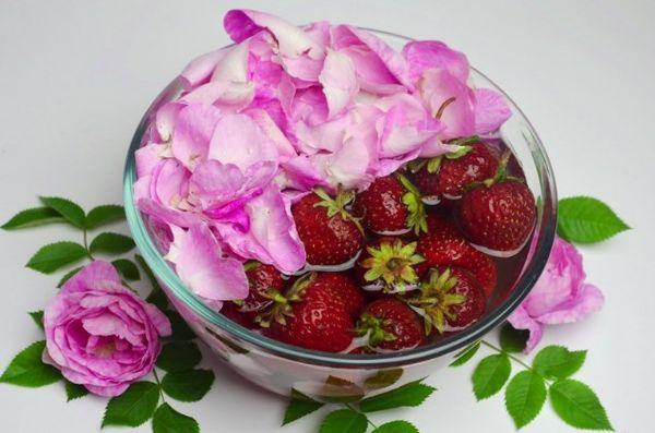 mga strawberry na may rose petals