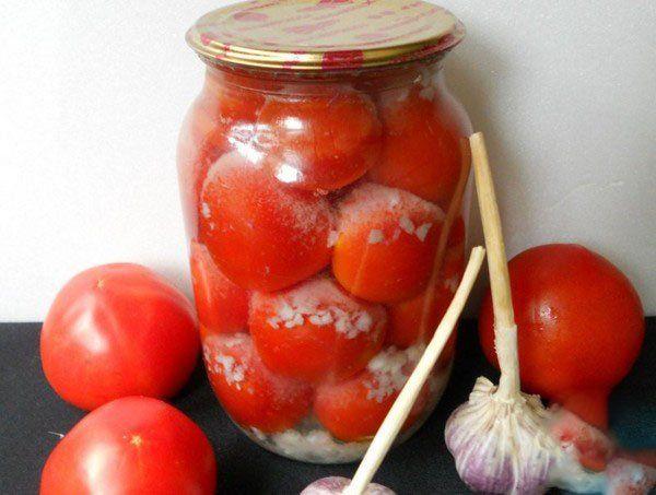 pomidorai, įdaryti česnaku