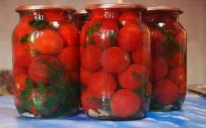 6 Schritt-für-Schritt-Rezepte zum Einlegen von Tomaten mit Knoblauch in eine Tomate für den Winter