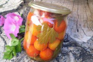 15 eenvoudige stapsgewijze recepten voor het beitsen van tomaten voor de winter in potten
