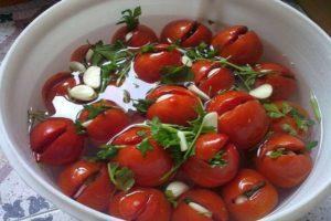 7 vienkāršas receptes, kā pareizi marinēt tomātus spainī ziemai