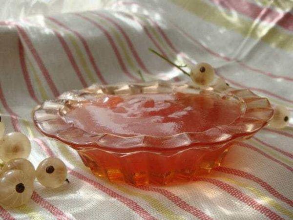 a plate of jelly