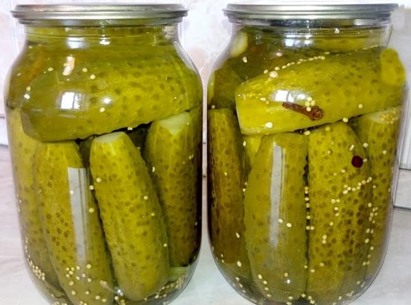 Methode voor het bereiden van knapperige hete komkommers met mosterd