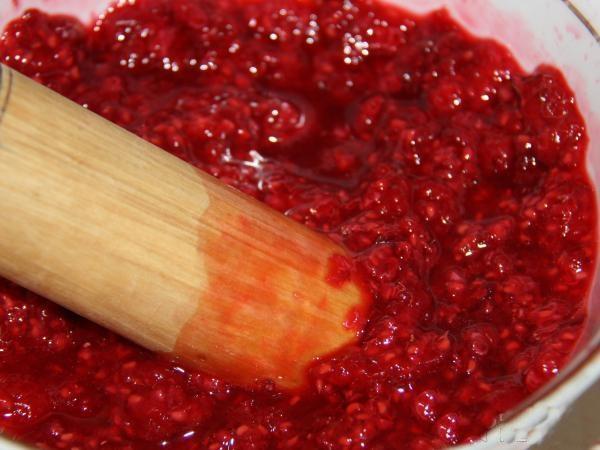 raspberry jam with sugar