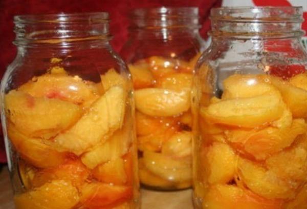 Ingeblikte perziken in hun eigen sap zonder suiker