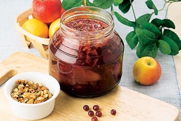 Cranberry-Apfel-Honig-Marmelade mit Nüssen