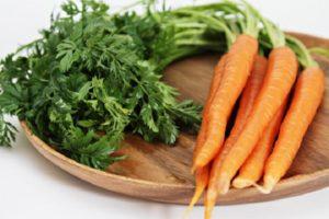 4 besten Schritt-für-Schritt-Rezepte für die Ernte von Karottenoberteilen für den Winter