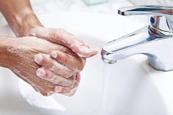 שוטפים את הידיים
