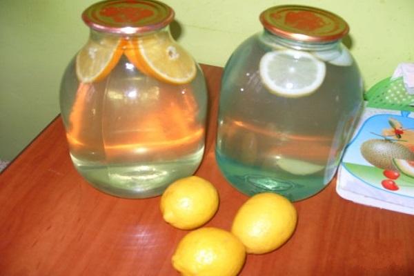 citróny na stole