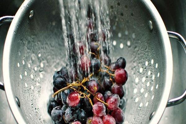 tvätta frukten