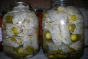 TOP 2 recepty na varenie uhoriek v listoch kapusty na zimu