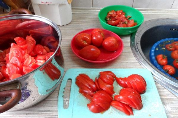 cắt nhỏ cà chua