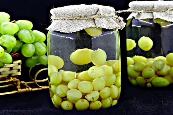 szőlő egy korsóban
