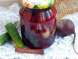 Een stapsgewijs recept voor ingelegde komkommers met bieten voor de winter